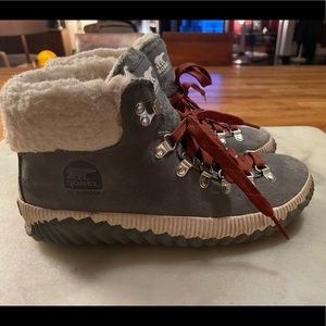 Sorel booties women size 7 very good condition used one winter.
